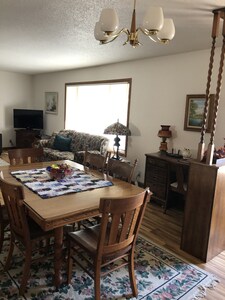 Five Bedroom Fully Furnished Guesthouse in NE Iowa Sleeps 10