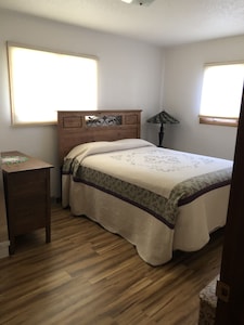 Five Bedroom Fully Furnished Guesthouse in NE Iowa Sleeps 10