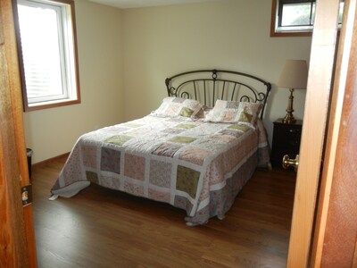 Five Bedroom Fully Furnished Guesthouse in NE Iowa Sleeps 10