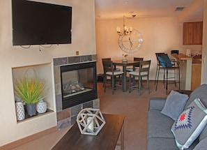 Living/Dining room: Fireplace, Cable TV, WIFI