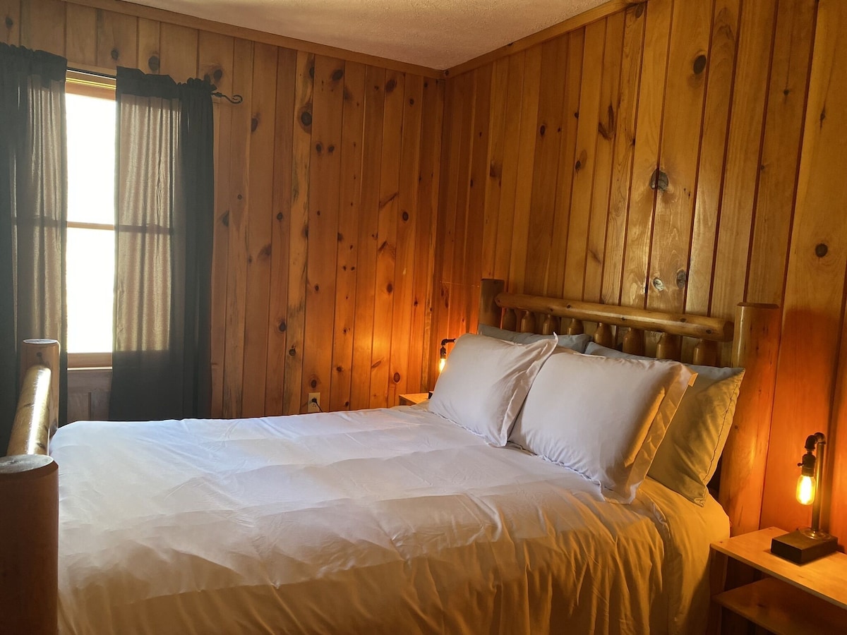 “Tranquil Retreat at Wild Vines Log Cabin: Unplug and Reconnect with Nature!