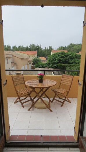 Terrasse conviviale avec vue sur piscine et Mont Canigou