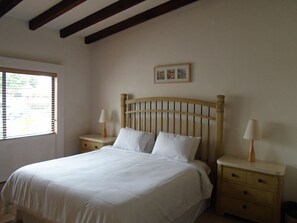 Master Bedroom
King Bed
