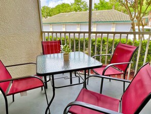 Screen Patio to Sit, Relax or Enjoy an Outdoor Snack or Meal !