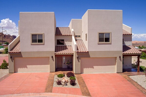 Front view | Unit on right