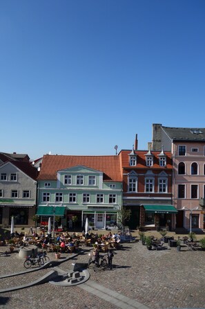 Blick aus dem Wohnzimmerfenster auf den historischen Marktplatz