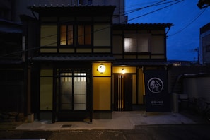 Front of property โ evening/night