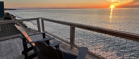 Sunset Beach Haven - Sunset over the Olympic Mountains. Expansive Views.