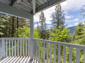 Wake amongst birdsong and treetop views