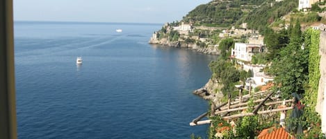 Vista dall'ingresso della villa