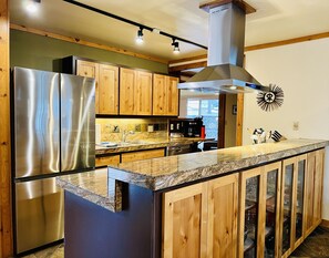  NO ICE MAKER OR FILTERED WATER IN REFRIGERATOR