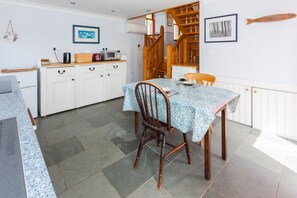 kitchen, view towards lounge