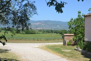 Vista Cortona e ingresso struttura