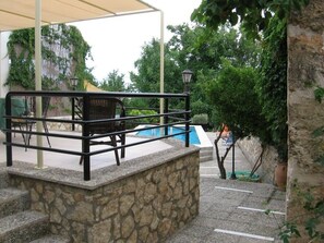 Terrace that oversees the pool and the garden