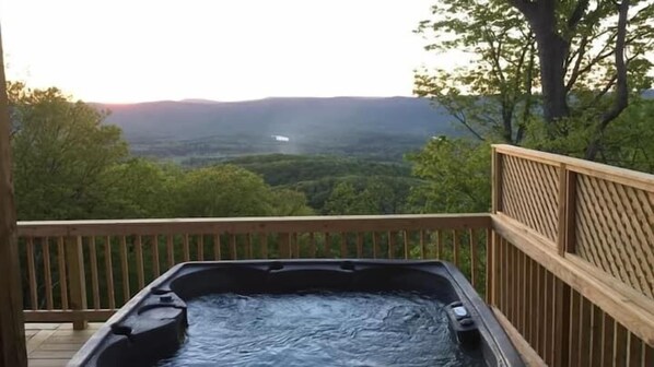 Mountain magic - relax and unwind in the scenic 4-person hot tub oasis