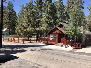The cabin is located on a10,000 square foot lot