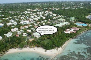 vue aérienne sur l'anse des rochers avec situation de notre studio