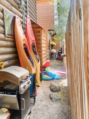 1-2 kayaks, a wagon and a gas grill are available for guests in peak summertime.