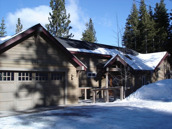 Flat Driveway, only 1 step entry, 3 car garage, 3 car driveway parking! Quiet !