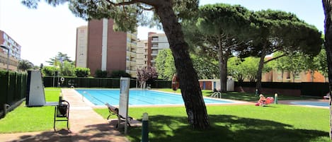 Gran zona privada con piscina comunitaria, aseos, duchas y piscina infantil