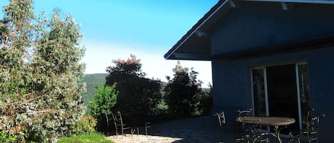 Côté terrasse Sud - Sud Est avec banne de protection salon de jardin et barbecue