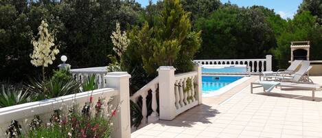 Location vacances , villa avec piscine chauffée dans le Gard à Méjannes le Clap