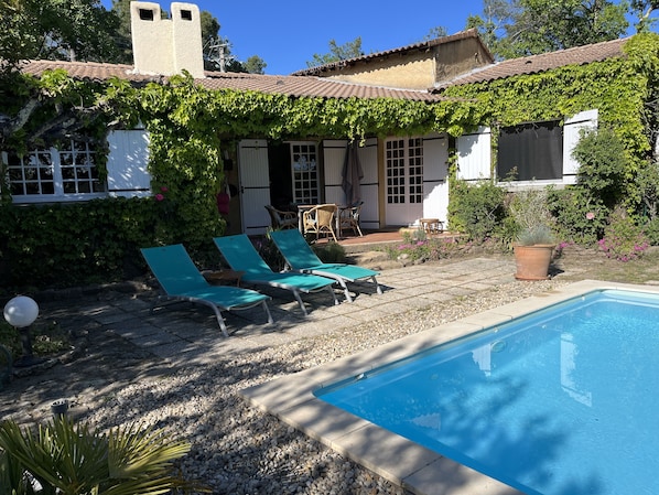 belle villa avec grande piscine privée