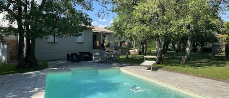 vue du Pool House avec douche extérieure (à gauche)