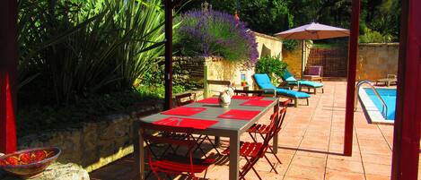 terrasse côté piscine
