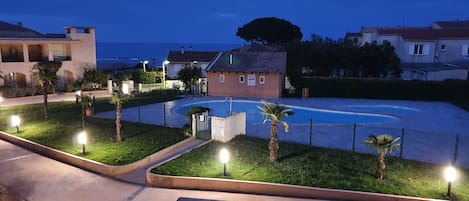 la piscine la nuit... jolie non?