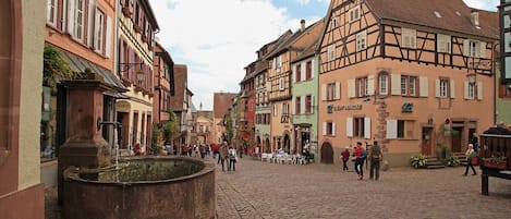 La rue principale avec la maison au centre en jaune. 