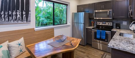 Villa 2 Kitchen and Breakfast Nook