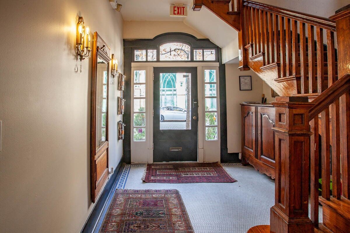 Home Away from Home, Beautiful Historic condo in the heart of the city