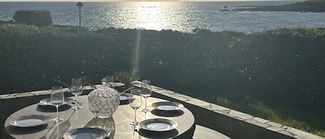 Terrasse devant la mer