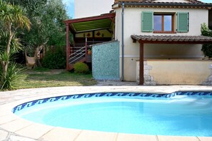 A gauche la terrasse et à droite la cuisine d'été