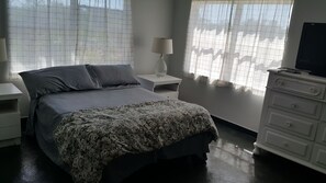 master bed room with on siut bathroom