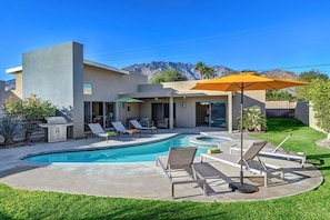 Cool Modern Pool & Spa, 2 Bedroom + Private Den House.