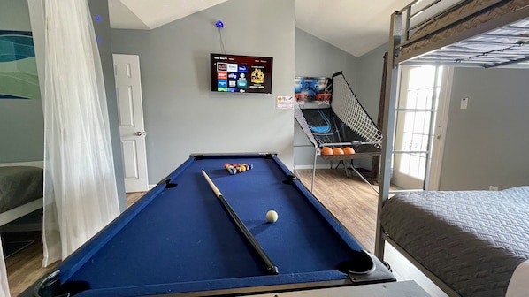 Fun GAME ROOM with 3 beds in 1 room.