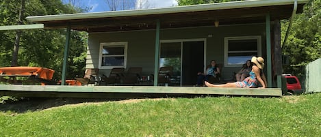 Quiet & Relaxing w/ a Wonderful Covered Lakefront Porch & plenty of rockers