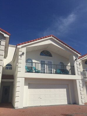 Amazing townhouse with a Bay view. app 5 min walk to the beach!