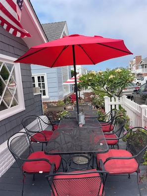 Front patio seating for 8