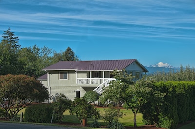 Spacious Skagit Valley Guest House With Stunning Views Of Mount Baker.