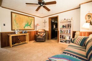Sitting area between the kitchen and living room, with a pull-out sofa.