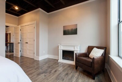 Last Minute Rates! Luxury Fireplace Suite in a Modern Loft in Wine Country