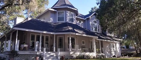 Victorian hilltop getaway, privacy w/ charm in Central Coast's wine country