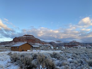 Located just 10 minutes from Kanab and  very close to local hiking trails.