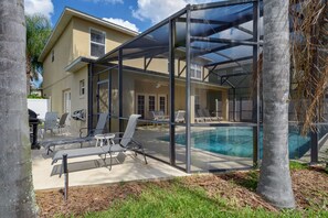 Sunny Side Patio with Large, Private Grassy side yard and gas BBQ