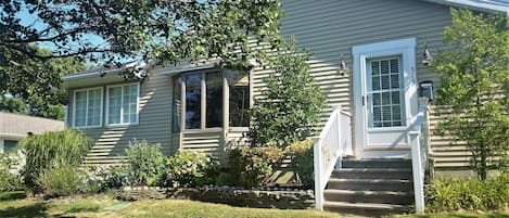 Beach cottage on a quiet and safe residential street in Country Club Estates