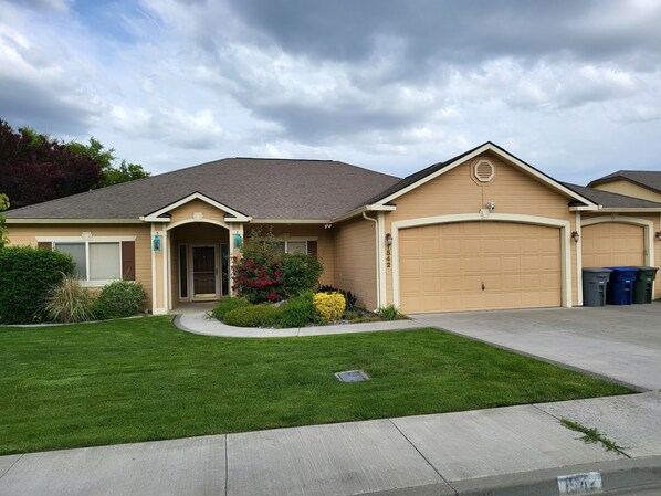 Single story Home with out stairs. 3 car garage. Guest may use double bay.