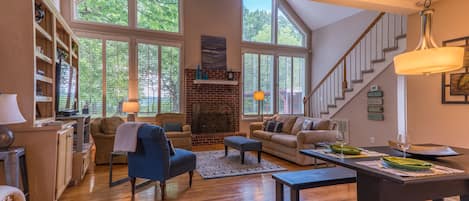 Chalet Retreat living with soaring windows in Nashville! Casual comfort and close to everything!